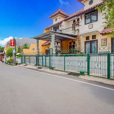 Oyo 3217 The Ts Homestay Malang Exterior photo
