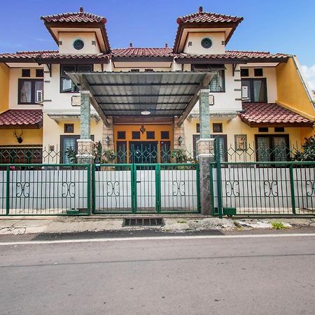 Oyo 3217 The Ts Homestay Malang Exterior photo