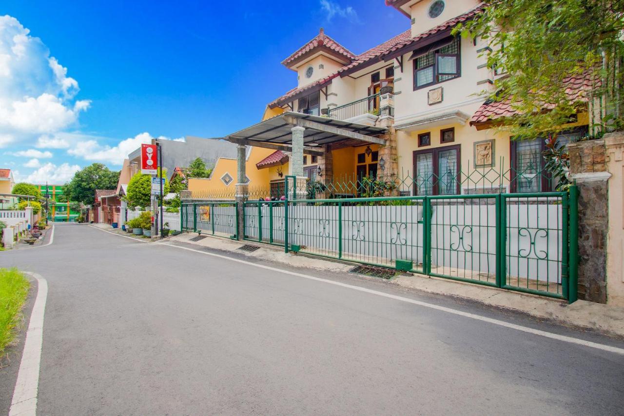 Oyo 3217 The Ts Homestay Malang Exterior photo