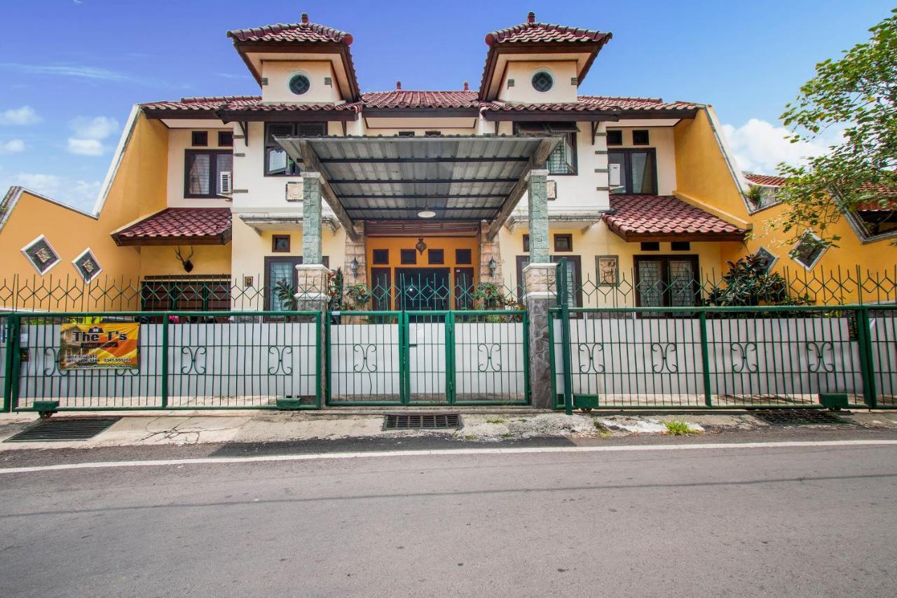 Oyo 3217 The Ts Homestay Malang Exterior photo