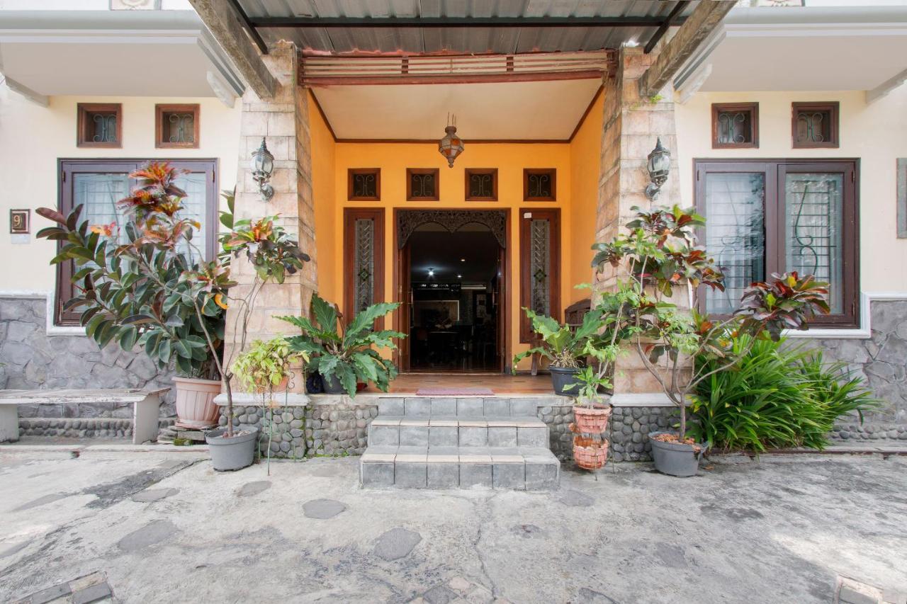 Oyo 3217 The Ts Homestay Malang Exterior photo