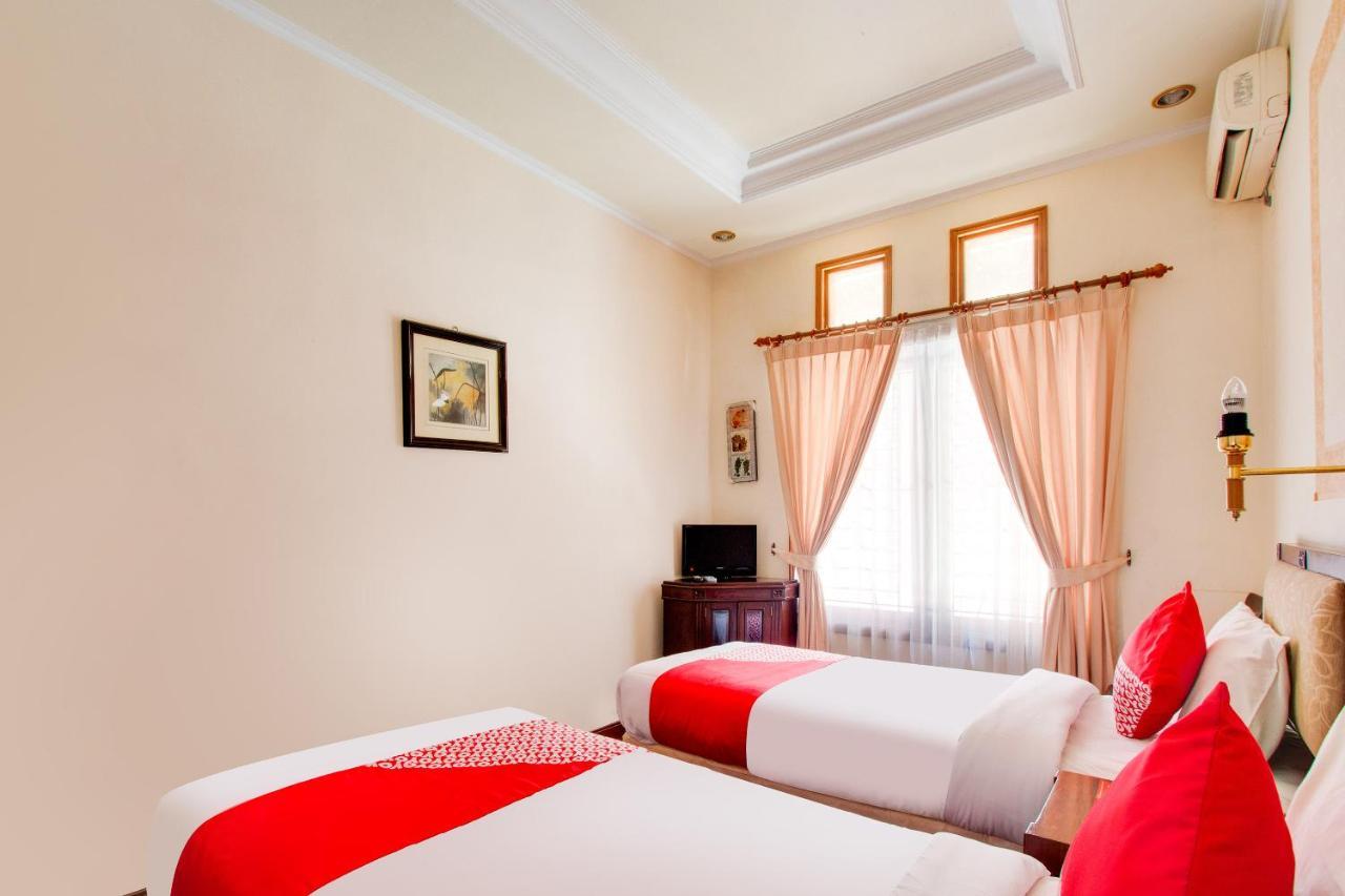 Oyo 3217 The Ts Homestay Malang Exterior photo